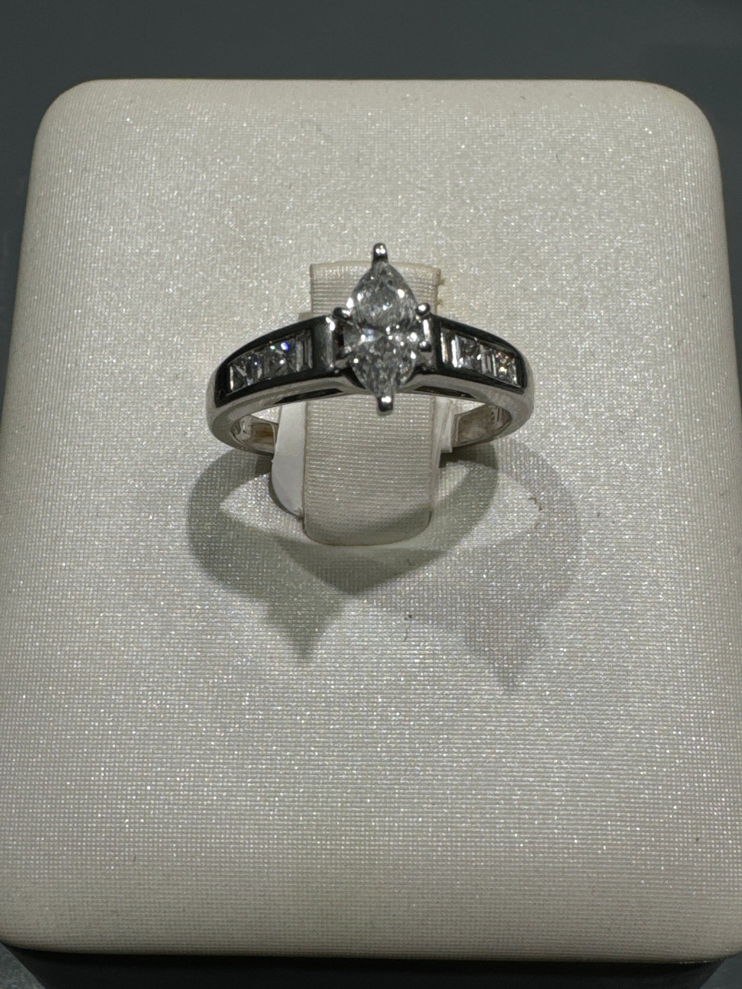 Bague en or 14K con 1.10CT de diamantes