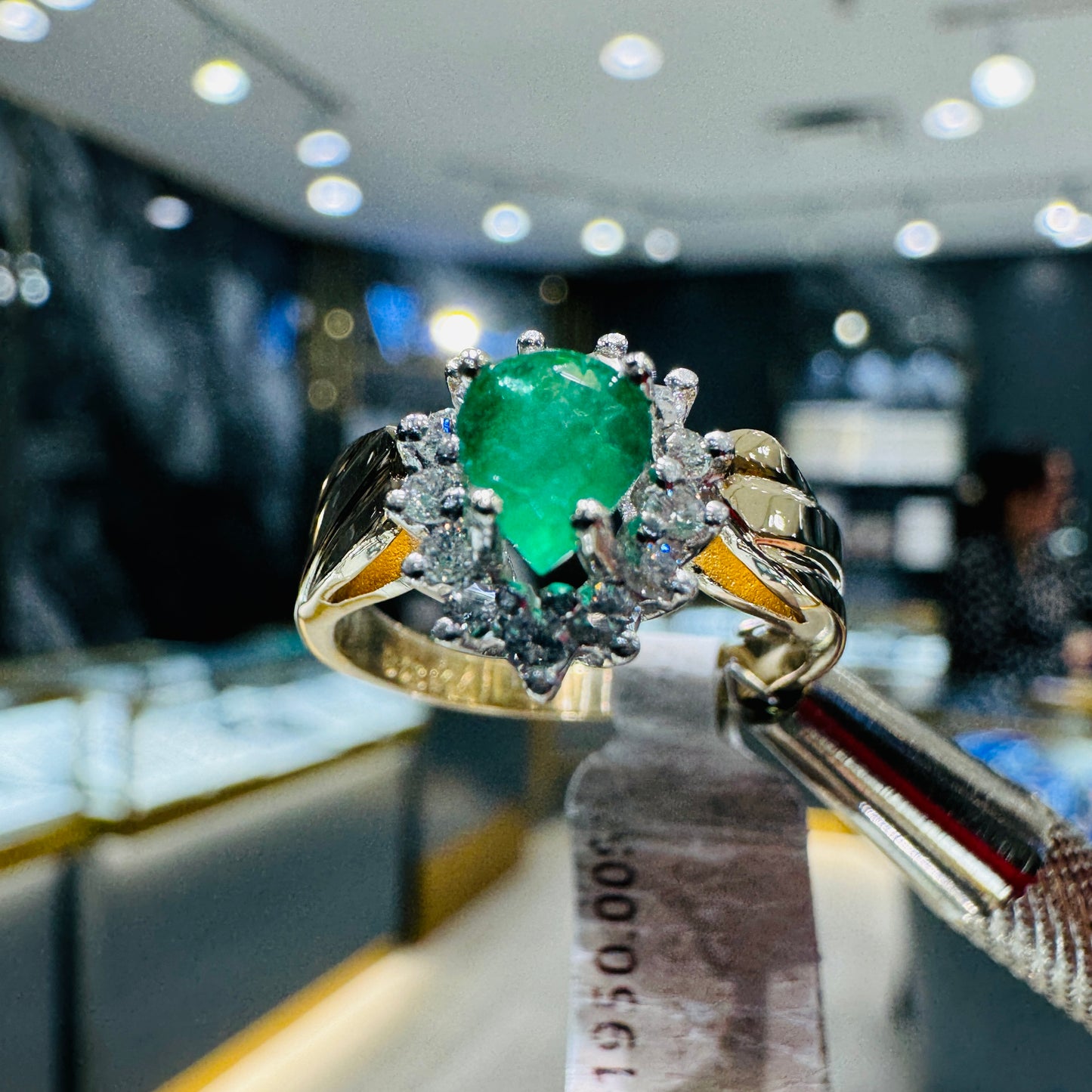 Emerald .65ct & Diamand .15ct - 14k Gold Ring 4.4 Gram