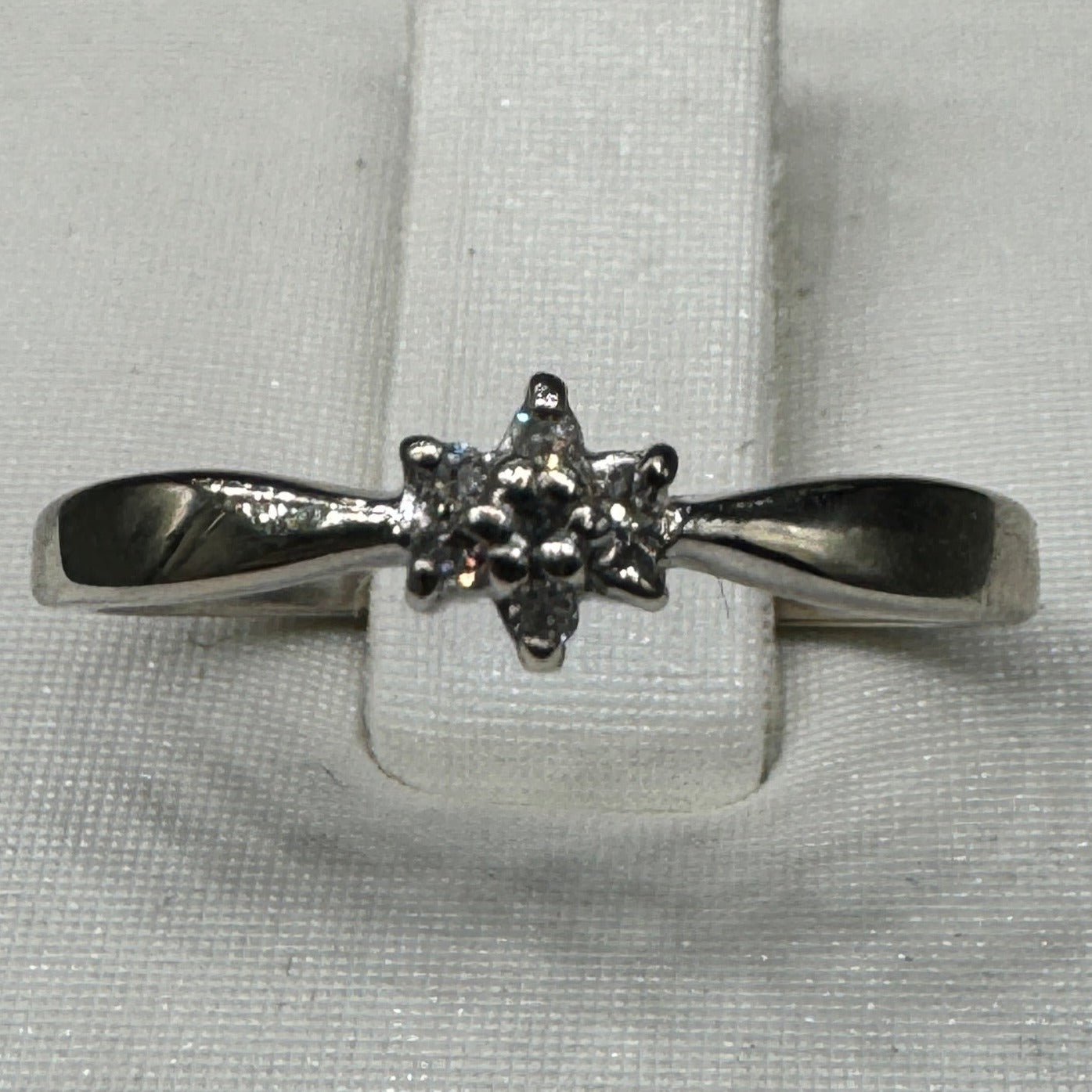 10K W Diamond ring 0.06ct