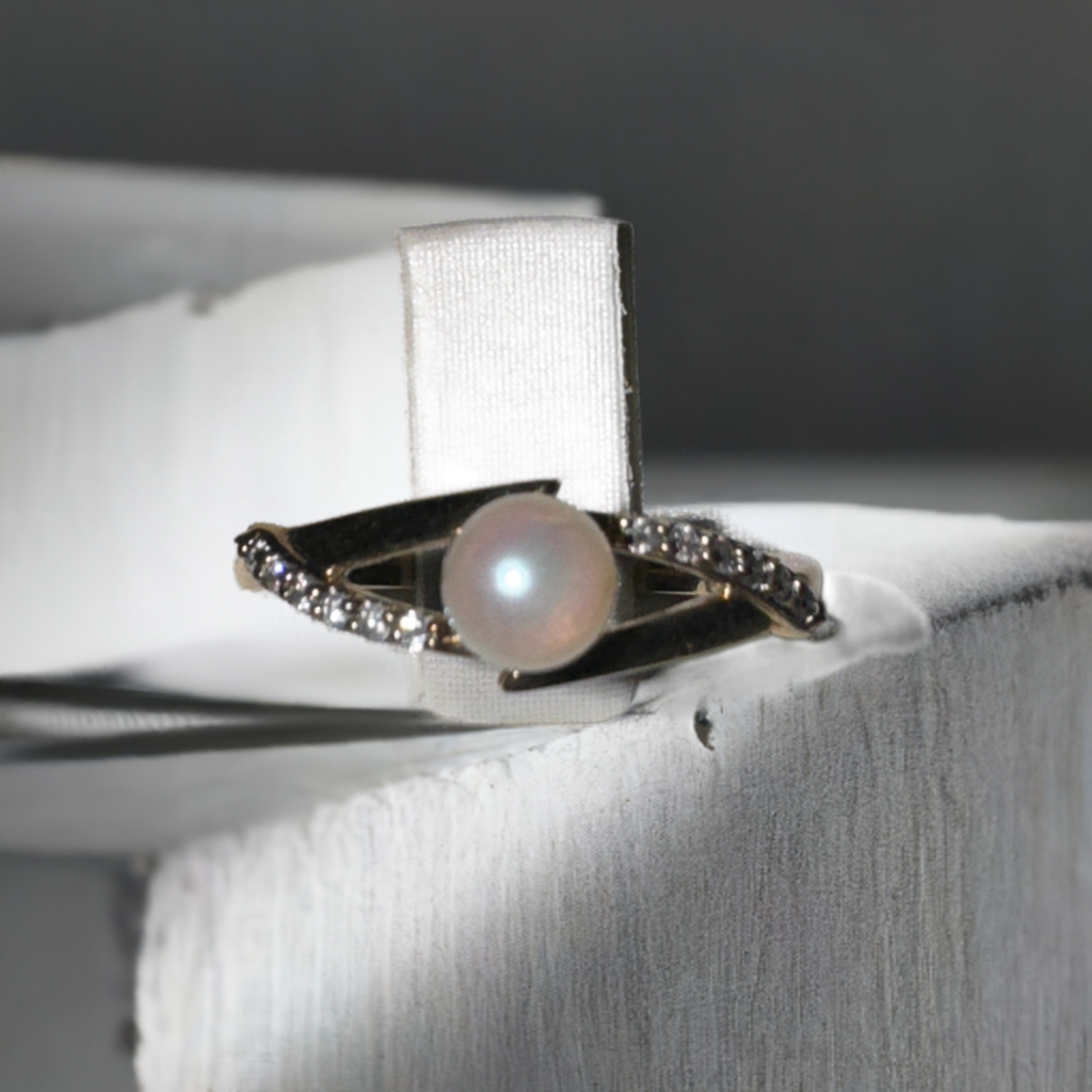 10K Gold Ring Pearl & Diamond .10ct